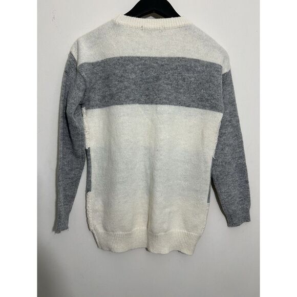 Elegant Grey & White Knit Sweater with Floral Lace Detail Long Sleeve Pullover - Picture 2 of 5